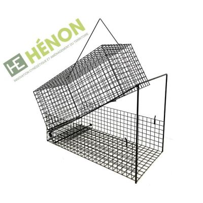 Grande Cage De Piège Métallique Animale Rouillée à La Ferme. Photo stock -  Image du loquet, vide: 292342842